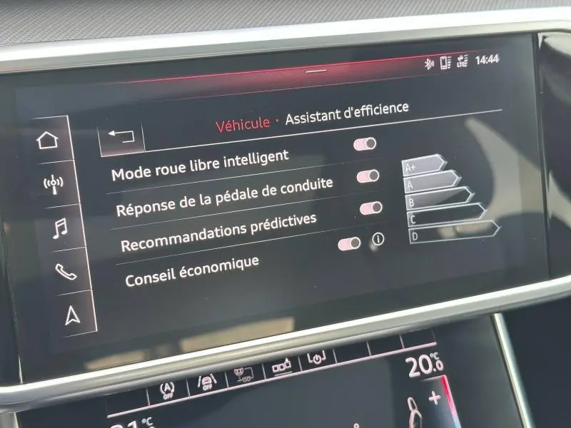 Écran tactile intérieur de l'Audi A6 Avant noir métal affichant l'assistant d'efficience et ses réglages.