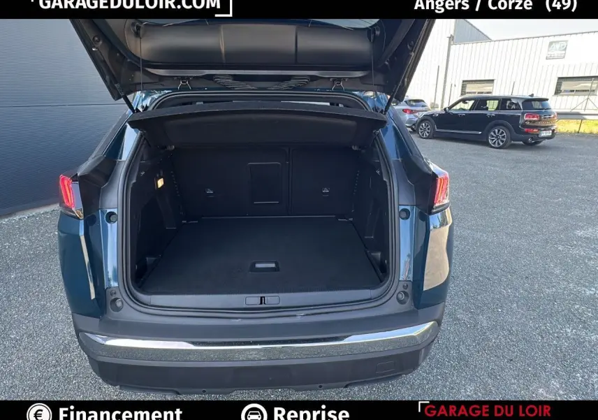 Coffre ouvert d'un Peugeot 3008 Bleu Celebes vu de l'arrière, soulignant l'espace de chargement généreux.