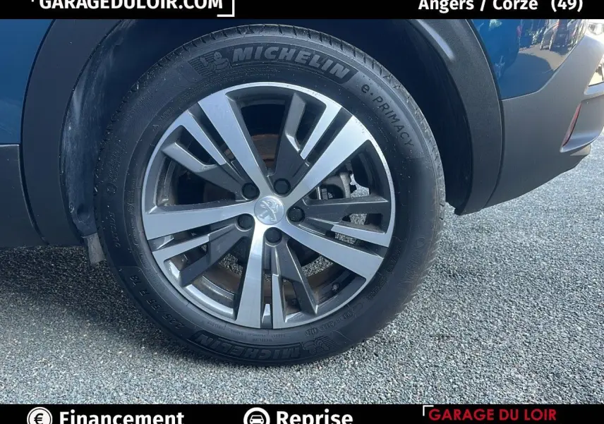 Gros plan sur la roue avant droite du Peugeot 3008 Bleu Celebes avec jante alliage 18 pouces bi-ton gris brillant.
