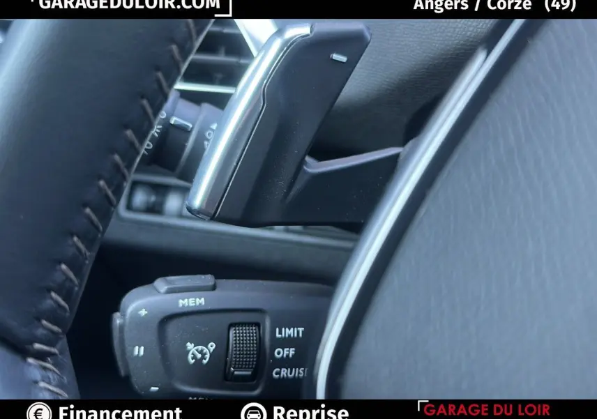 Gros plan sur la commande de régulateur de vitesse au volant du Peugeot 3008 Bleu Celebes 2024.