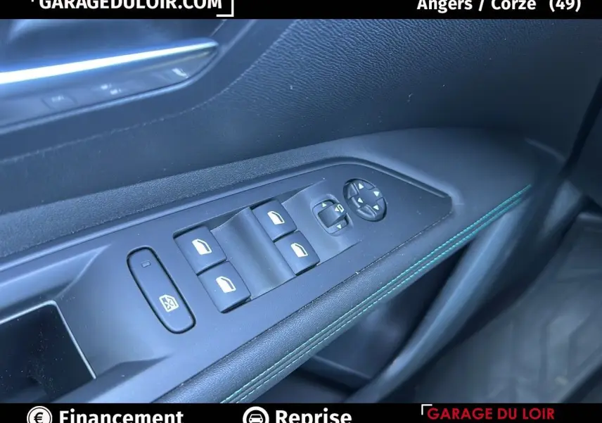 Détail des commandes des vitres côté conducteur avec surpiqûres bleues dans l'habitacle du Peugeot 3008 Bleu Celebes.