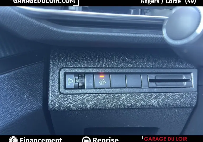 Détail du tableau de bord noir du Peugeot 3008 2024 montrant les commandes d'assistance à la conduite et éclairage.