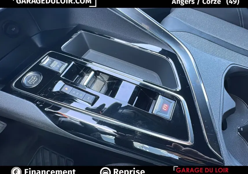 Gros plan sur la console centrale noire brillante du Peugeot 3008 Bleu Celebes avec commandes de boîte manuelle et frein électrique.