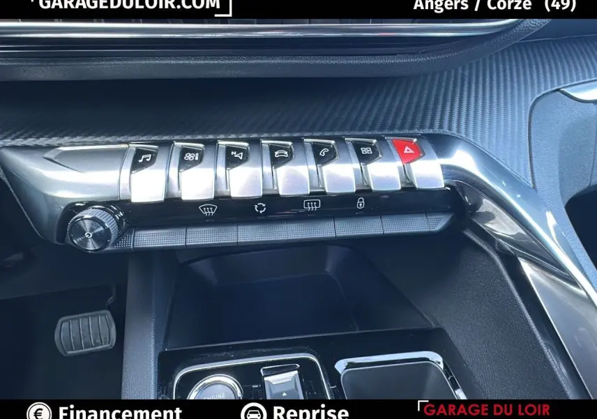 Tableau de bord et console centrale du Peugeot 3008 Bleu Celebes, avec commandes chromées et finition carbone.