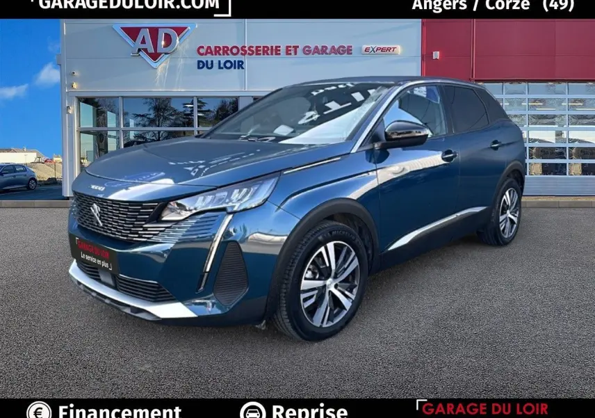 Peugeot 3008 Bleu Celebes en 3/4 avant droit, calandre chromée et jantes alliage 18 pouces visibles.