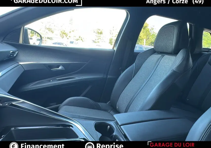 Intérieur avant droit du Peugeot 3008 Bleu Celebes, sièges bi-matière et accoudoir central fermé visible