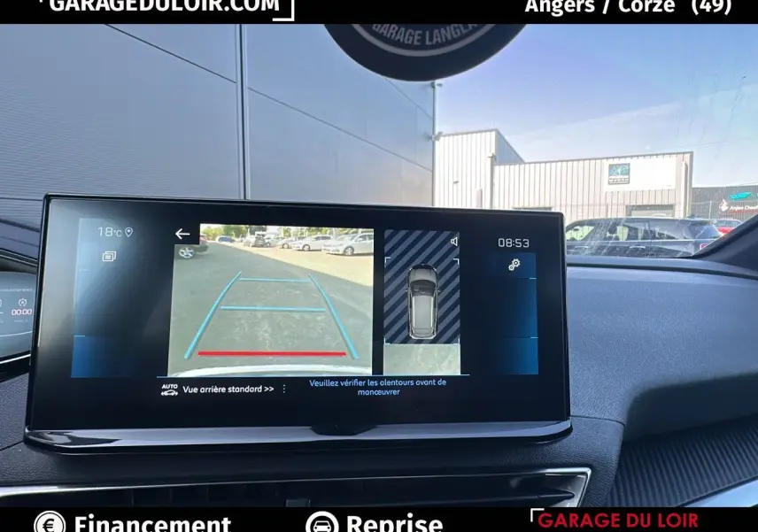 Écran tactile intérieur affichant la caméra de recul et l'aide au stationnement du Peugeot 3008 Bleu Celebes 2024.