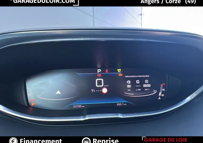 Tableau de bord numérique du Peugeot 3008 2024 affichant la vitesse et informations instantanées.