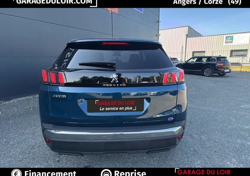 Vue arrière d'un Peugeot 3008 Bleu Celebes avec feux LED 3D et bandeau noir brillant sur le hayon.