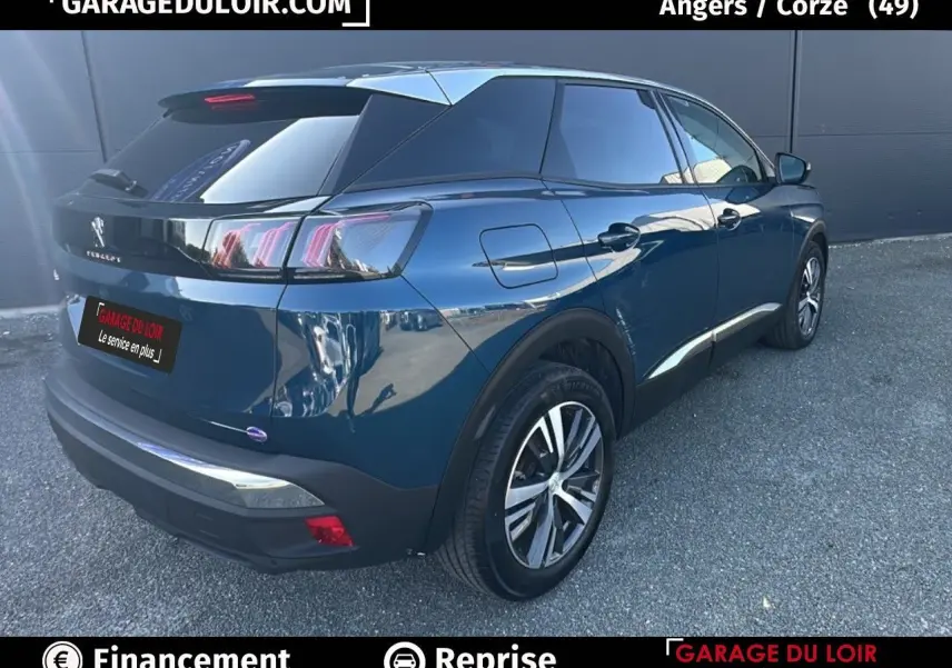 Vue 3/4 arrière droite d'un Peugeot 3008 bleu Celebes avec feux arrière LED à effet 3D et jantes alliage bi-ton.