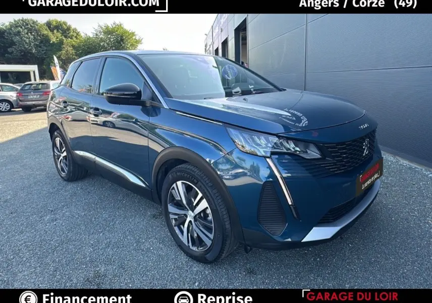 Peugeot 3008 Bleu Celebes en 3/4 avant droit, avec calandre à damiers chromés et jantes alliage bi-ton.