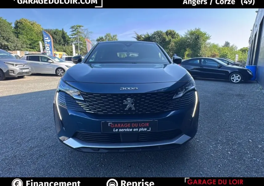 Vue frontale d'un Peugeot 3008 Bleu Celebes avec calandre à damiers chromés et feux LED verticaux allumés.