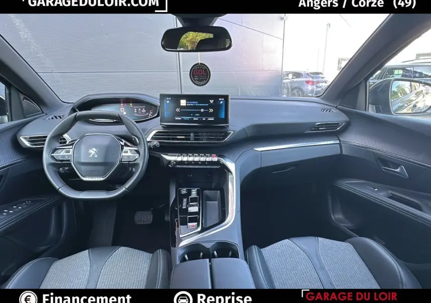 Intérieur noir Mistral du Peugeot 3008 2024, vue de face sur le tableau de bord et volant compact multifonctions.