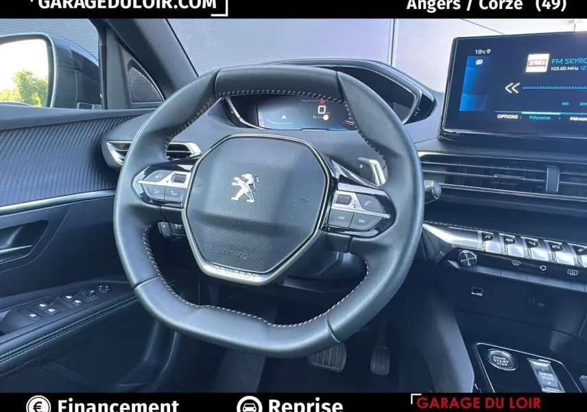 Intérieur du Peugeot 3008 2024 vu côté conducteur, volant compact cuir noir et tableau de bord numérique.