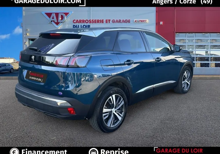 Vue 3/4 arrière droite d'un Peugeot 3008 Bleu Celebes avec jantes alliage bi-ton et feux arrière LED 3D.
