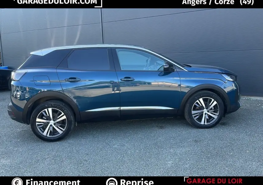 Peugeot 3008 Bleu Celebes en vue profil côté gauche, avec jantes alliage 18 pouces et vitres surteintées.