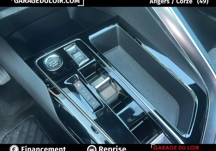 Gros plan sur la console centrale noire brillante avec sélecteur de boîte manuelle et bouton Drive Mode du Peugeot 3008 Bleu Celebes 2024.