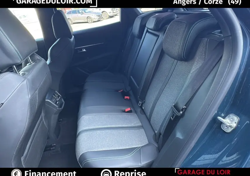 Vue intérieure côté droit sur la banquette arrière en tissu et cuir du Peugeot 3008 Bleu Celebes avec porte ouverte.