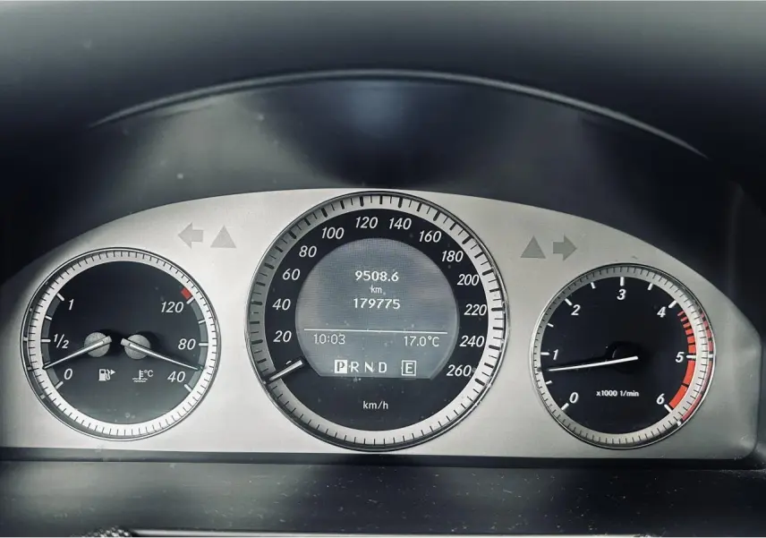 Tableau de bord du Mercedes GLK 220 CDI 2010 montrant les compteurs de vitesse, régime et carburant.