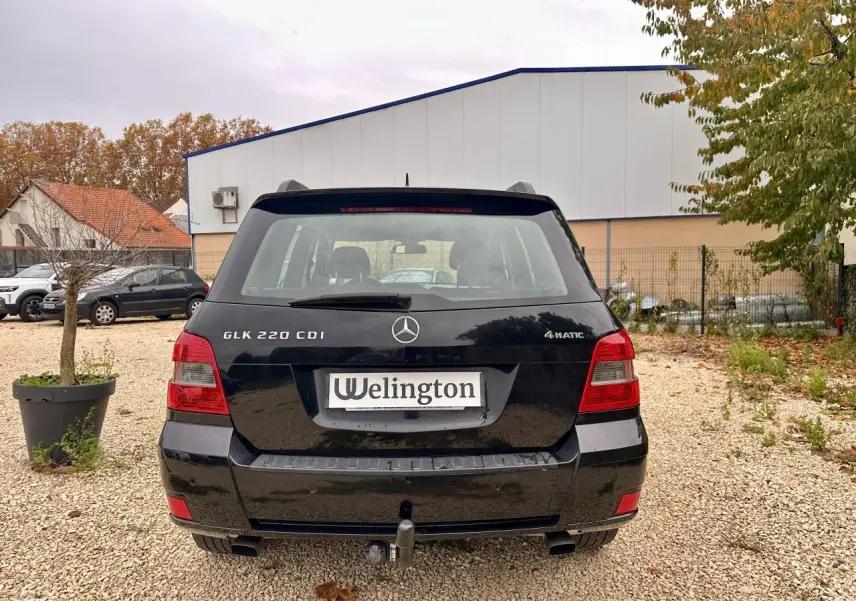 Vue arrière d'un Mercedes GLK 220 CDI noir avec badge 4MATIC et attelage de remorque visible.