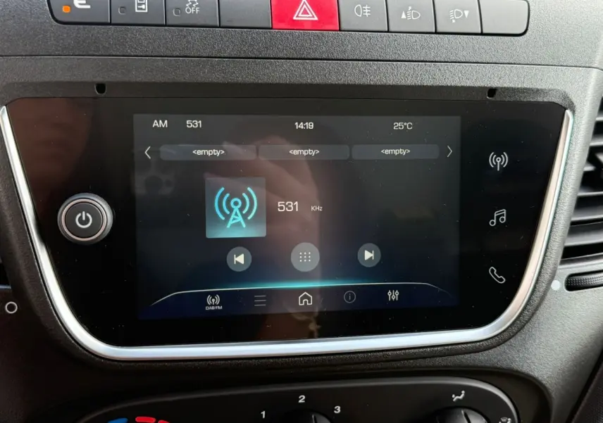 Écran tactile central du tableau de bord de l’Iveco Daily 2026, affichant la radio AM à 531 kHz, avec boutons de commande autour.