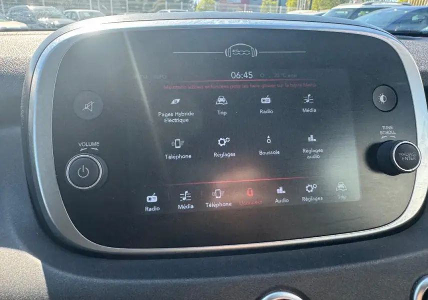 Écran tactile central de la Fiat 500X MY23 affichant le menu principal avec commandes physiques autour.