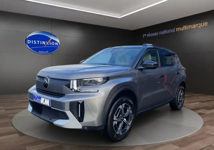 Citroën C3 Aircross hybride gris foncé en 3/4 avant droit avec jantes distinctives et calandre moderne.