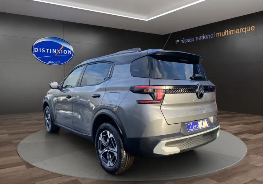 Vue 3/4 arrière droite d’un Citroën C3 Aircross hybride gris foncé avec feux arrière LED et jantes distinctives.