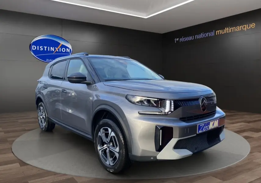 Vue 3/4 avant droite d'un Citroën C3 Aircross gris foncé avec jantes alliage et rétroviseurs noirs.