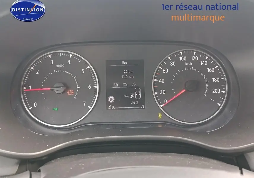 Tableau de bord de Dacia Sandero 2025 montrant compte-tours, compteur de vitesse et écran multifonction central.