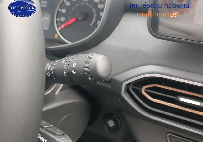 Détail du commodo d'essuie-glace et tableau de bord noir de la Dacia Sandero 2025 vue côté conducteur.