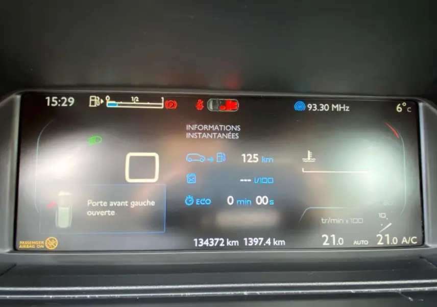 Tableau de bord numérique du Citroën Grand C4 Picasso affichant une porte avant gauche ouverte et diverses informations de conduite.