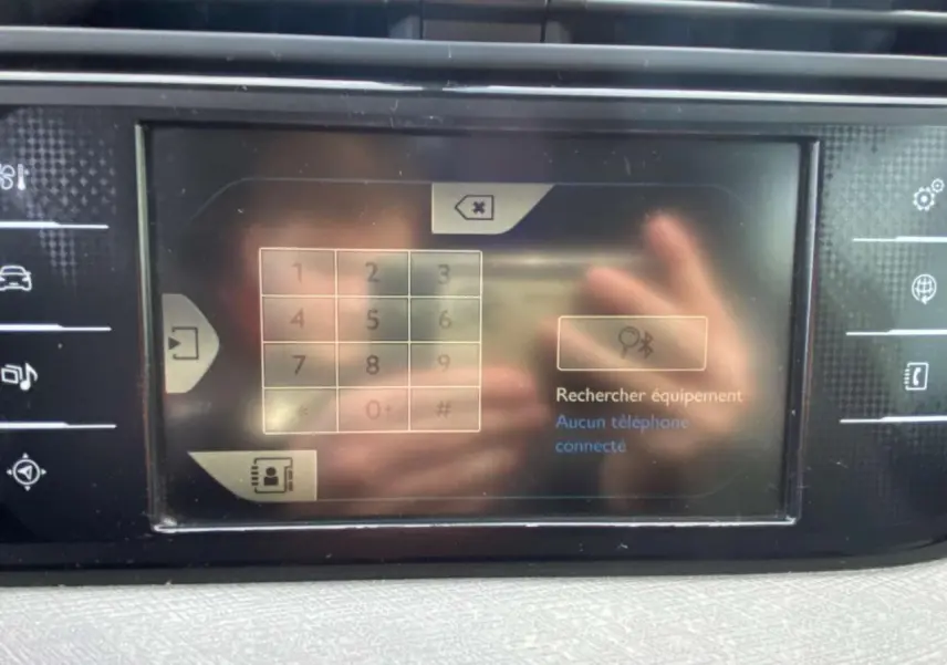 Écran tactile central du tableau de bord du Citroën Grand C4 Picasso 2015, affichant le menu de connexion Bluetooth.