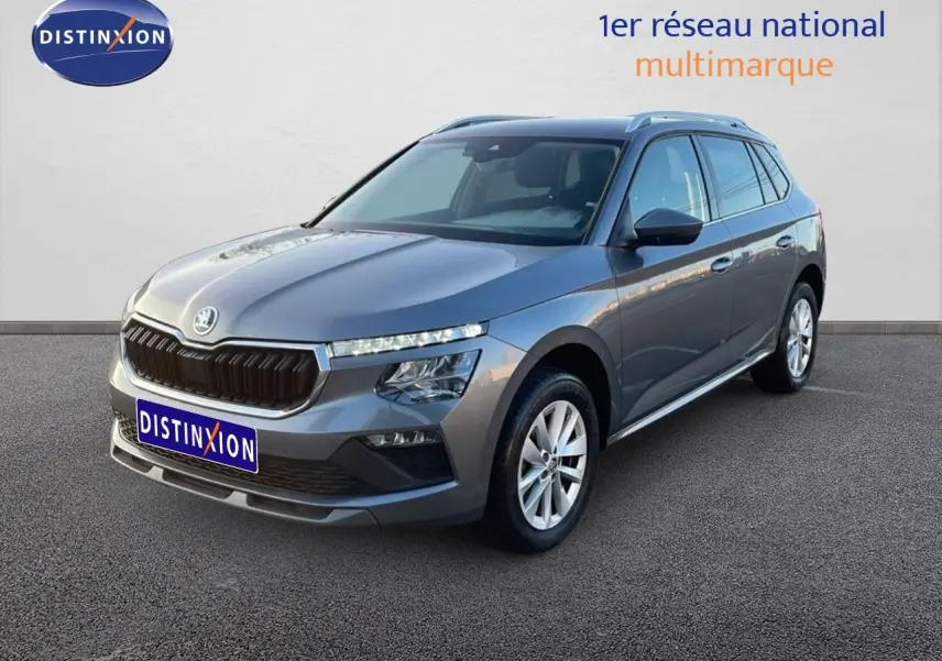 Vue 3/4 avant droite d'un Skoda Kamiq gris graphite métal 2024 avec calandre noire et jantes alliage.