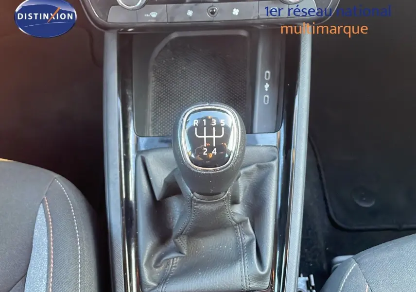Le levier de vitesse manuel noir du Skoda Kamiq gris graphite, vu de dessus au centre de la console.
