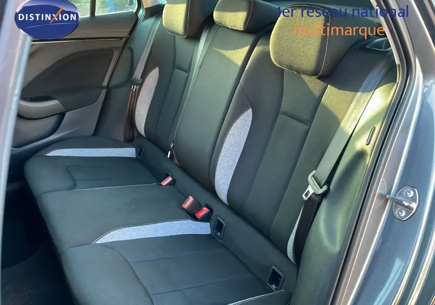 Banquette arrière en tissu gris et noir du Skoda Kamiq 2024 vue côté droit avec portière ouverte.