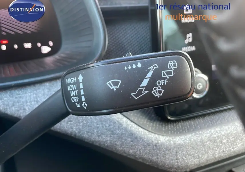Le levier de commande des essuie-glaces dans l'habitacle du Skoda Kamiq gris graphite 2024, vue rapprochée côté gauche du volant.