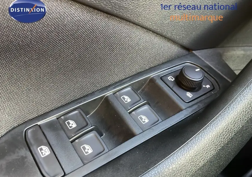 Gros plan sur les commandes de lève-vitres et réglage des rétroviseurs côté conducteur du Skoda Kamiq gris graphite 2024.