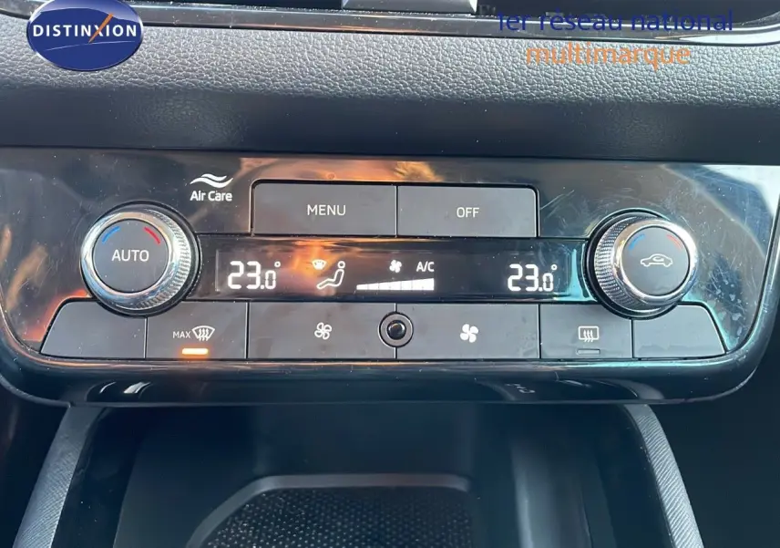 Panneau de commande de la climatisation automatique du Skoda Kamiq 2024 avec affichage digital et boutons rotatifs.