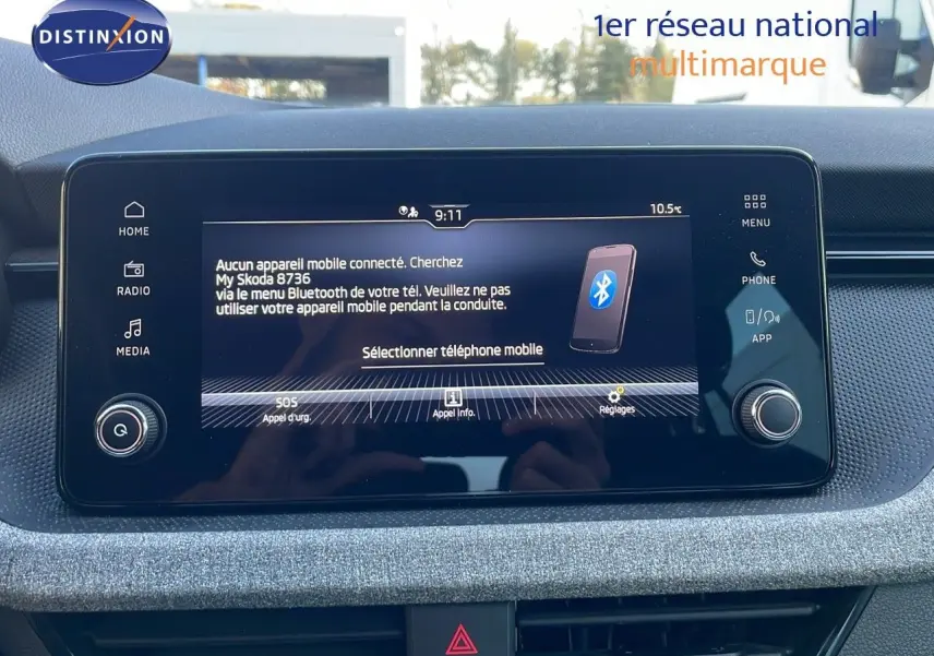 Écran tactile central du Skoda Kamiq gris graphite, affichant la connexion Bluetooth, intérieur avant 2024.