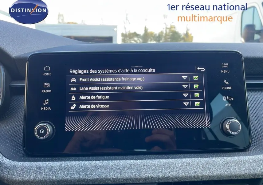 Écran tactile central du Skoda Kamiq gris graphite 2024 affichant les aides à la conduite activées.