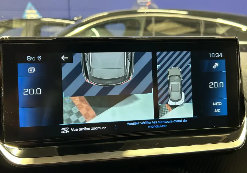 Écran tactile intérieur affichant la caméra de recul et la vue 360° du Peugeot 2008 gris Artense, avec indication température 20°C.