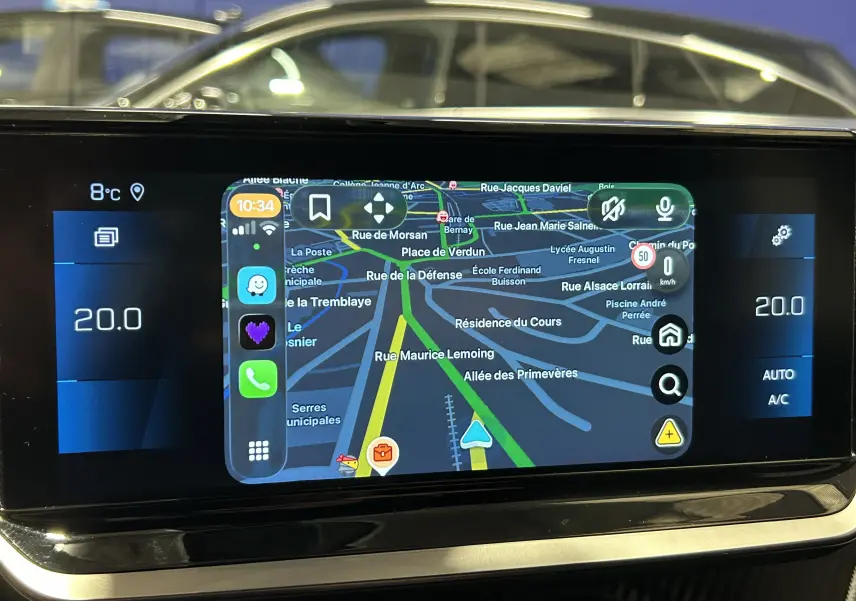 Écran tactile central du Peugeot 2008 Puretech 130 Allure Pack affichant la navigation GPS et la climatisation à 20°C.