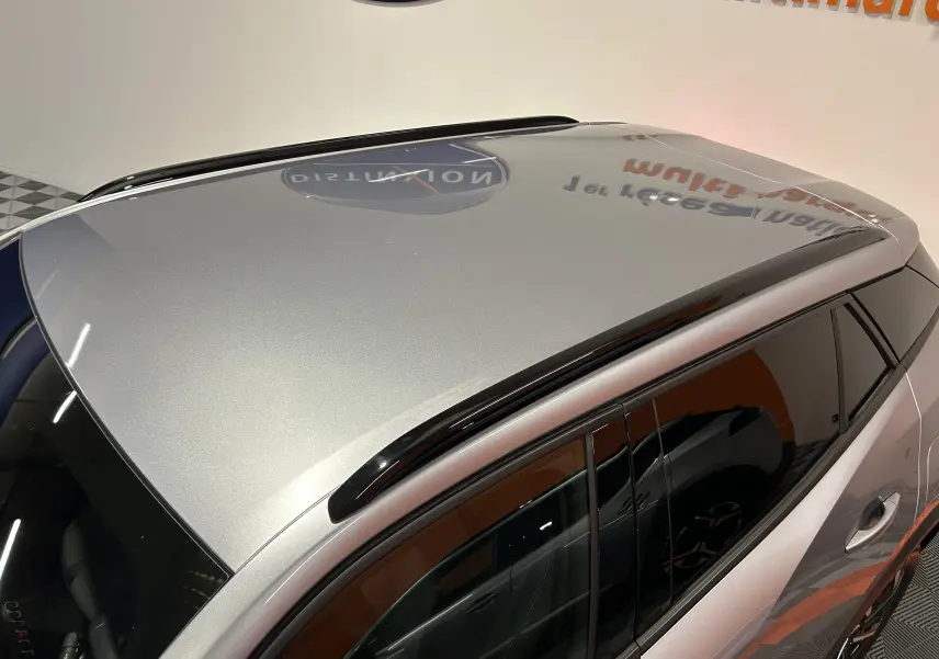 Vue plongeante sur le toit gris Artense et les vitres teintées côté gauche du Peugeot 2008 2023 finition Allure Pack.