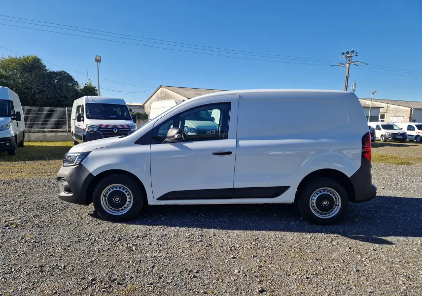 Profil latéral droit d’un Renault Kangoo blanc 2024 utilitaire, avec pare-chocs noirs et jantes acier simples.