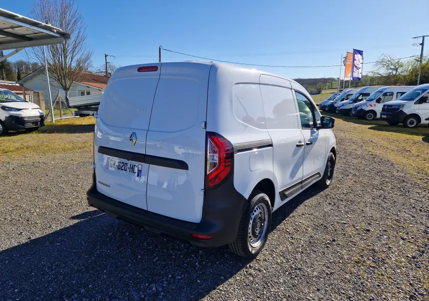 Vue 3/4 arrière droite d’un Renault Kangoo blanc utilitaire avec portes arrière battantes et feux LED distinctifs.