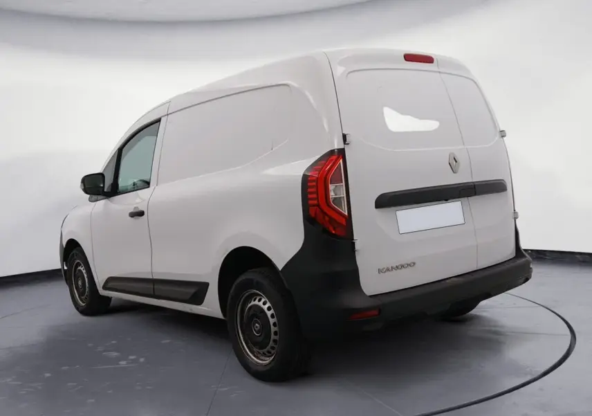 Vue de profil côté droit d’un Renault Kangoo blanc 2024 avec porte coulissante ouverte, montrant l’intérieur vide du van.
