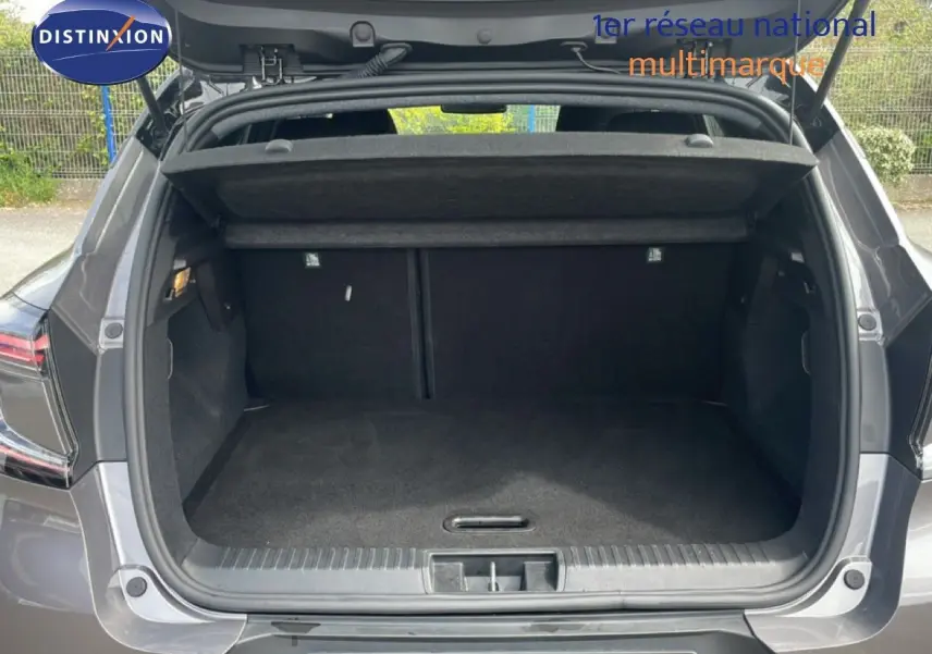 Coffre ouvert vu de l'arrière d'un Renault Captur gris cassiopée métal avec toit noir, version 2025.