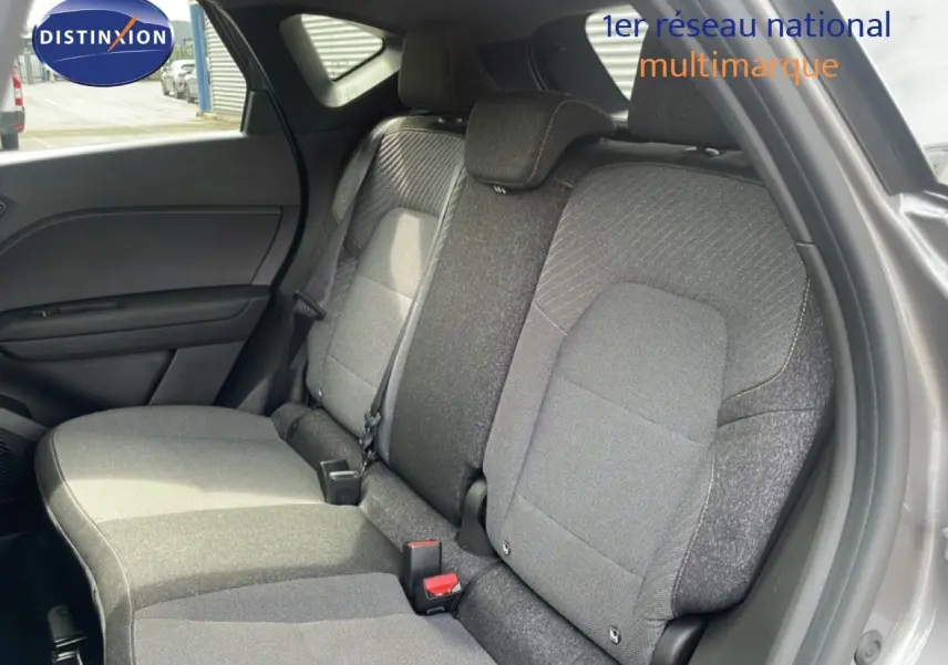 Vue intérieure côté droit des sièges arrière en tissu gris du Renault Captur 2025 gris Cassiopée métal avec toit noir.