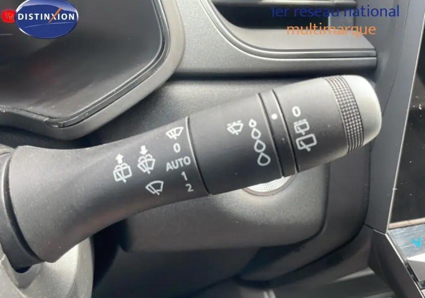 Gros plan sur la commande d’essuie-glace du Renault Captur 2025 gris cassiopée métal avec toit noir, intérieur noir.